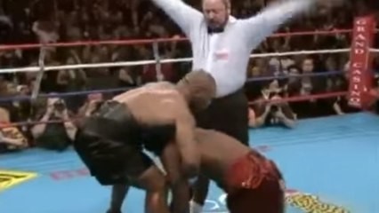 Mike Tyson détruit Clifford Etienne au point de l'aider à se relever