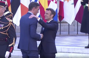 Efusivo y cariñoso recibimiento de Macron a Sánchez en Versalles