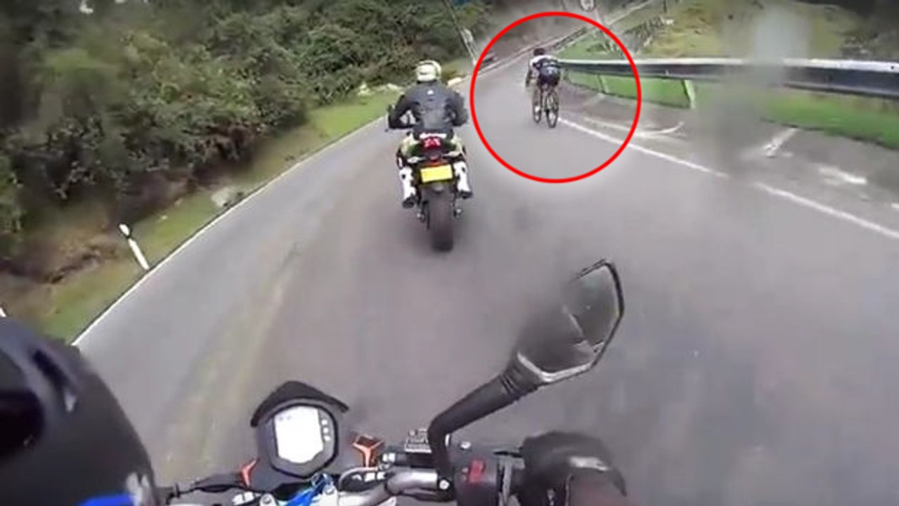En Colombie, un cycliste double deux motards dans une descente avec une facilité déconcertante