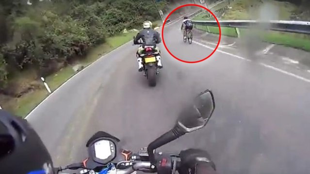 En Colombie, un cycliste double deux motards dans une descente avec une facilité déconcertante