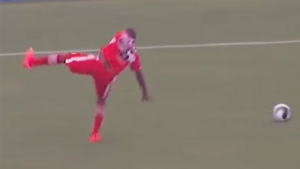 Un joueur brésilien fait une chute incroyable qui rend hilare le commentateur