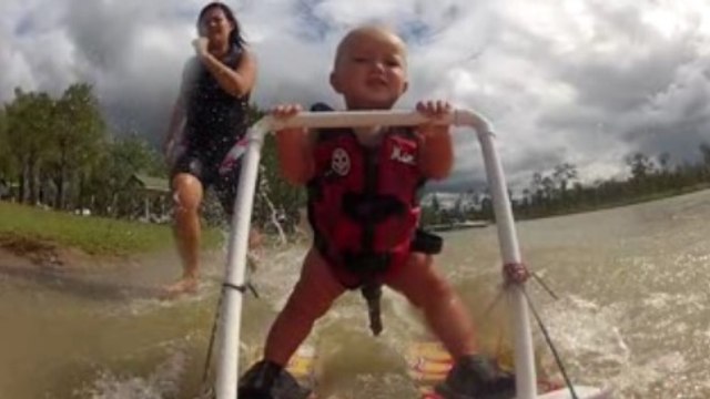 A seulement 7 mois, ce bébé fait du ski nautique !