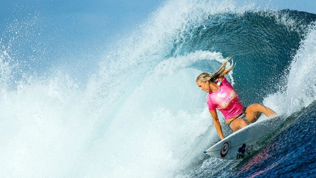 Bethany Hamilton surfe toujours avec envie malgré son bras amputée à la suite d'une attaque de requin