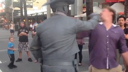 Regardez cet homme-statue donner un coup de poing à un passant trop agaçant