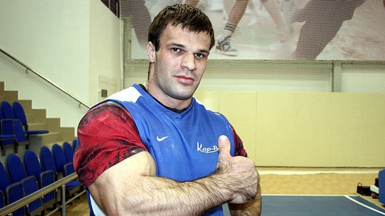 Denis Cyplenkov arrive à exploser des noix à la force de ses doigts !