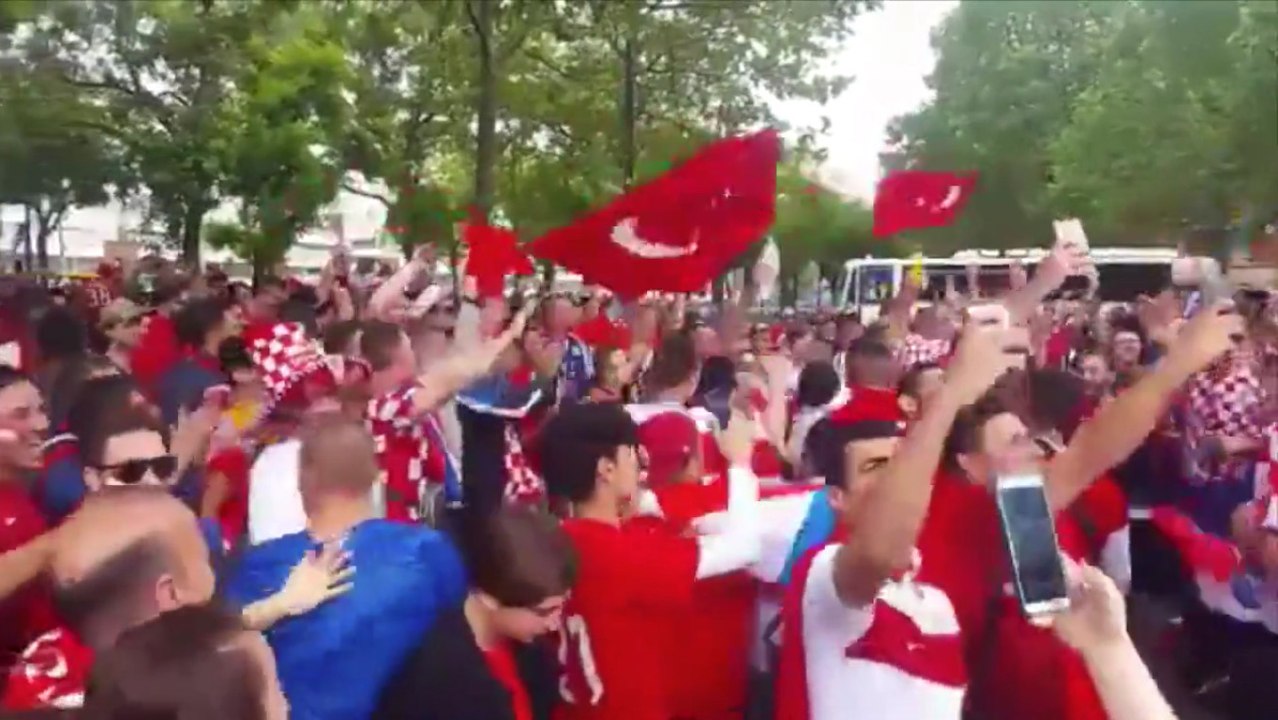 Les supporters turcs et croates chantent ensemble avant le match au Parc des Princes