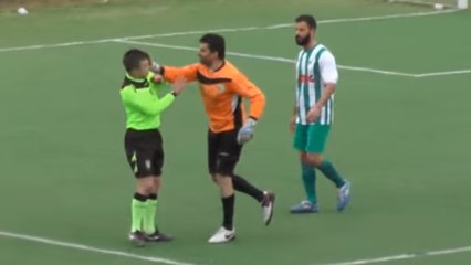 Un arbitre violemment agressé par un gardien lors d'un match de barrages en Italie