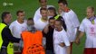 FC Barcelone - Bayern Munich : Franck Ribéry donne son maillot à un supporteur entré sur le terrain