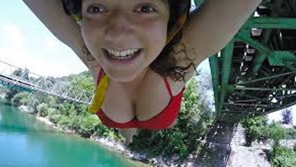 Ils inventent une variante incroyable entre le saut à l'élastique et le basket