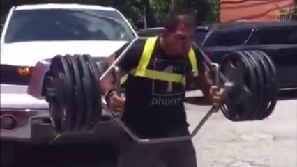 Cet homme tire un pick up en étant lesté d'un poids de presque 190 kilos