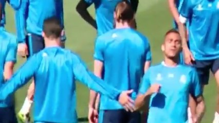 Cristiano Ronaldo se prend un vent monstrueux par Danilo à l'entrainement du Real Madrid