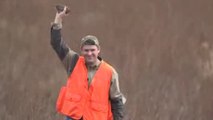 En pleine chasse, Matt Carter attrape un oiseau en plein vol avec sa main !