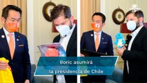 Gabriel Boric recibe una especie de Pokémon y pokebola del ministro de Japón