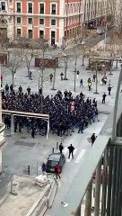 Les supporters du FC Bâle encadrés par les forces de l'ordre lors de leur arrivée à Marseille