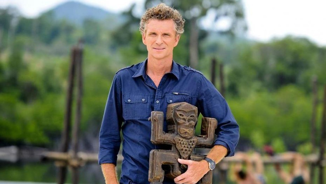 Koh Lanta 2013 : Denis Brogniart offre un totem et une bouteille de sable aux parents de Gérald Babin