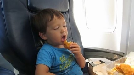 Cet enfant s'endort et a un mal fou à manger son nugget de poulet