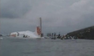 Un avion transportant 130 personnes rate la piste et s'abîme en mer en Indonésie