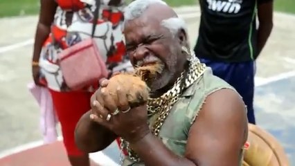 Sosie de Mister T, Andres Gardin épluche les noix de coco avec ses dents