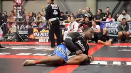 Un combattant se lâche un peu trop et dégoute son adversaire