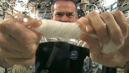 Regardez à quoi ressemble de l'eau essorée dans l'espace