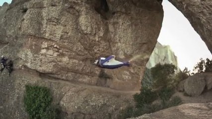 Regardez le saut en wingsuit incroyable d'Alexander Polli à travers la montagne
