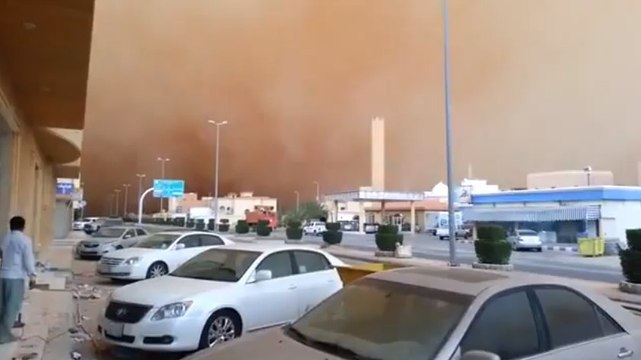 Regardez cette tempête de sable transformer le jour en nuit !