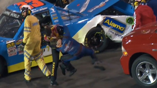 Deux pilotes de Nascar se battent après un accident mais se ridiculisent