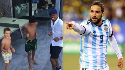 Quand Patrice Evra célèbre l'arrivée d'Higuain avec une petite danse de la victoire