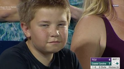 Ce jeune garçon apparaît sur le grand écran et lance une baston de regards mythique