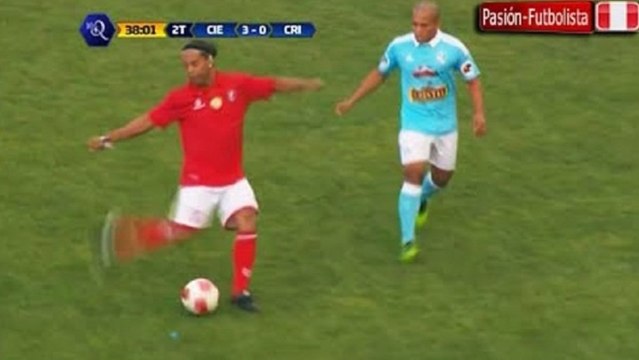 Ronaldinho régale avec une magnifique passe aveugle de 20 mètres