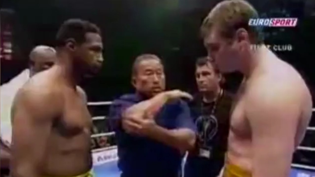 Le kickboxeur Alexey Ignashov affronte le boxeur Steve Williams dans un combat libre