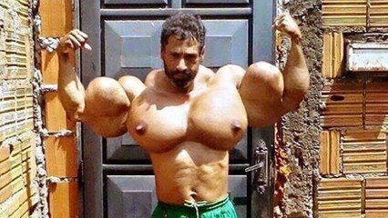 Valdir et sa musculature gonflée au Synthol font peur à voir
