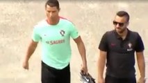 Cristiano Ronaldo répond quelques mots en français à un supporter qui l'interpelle