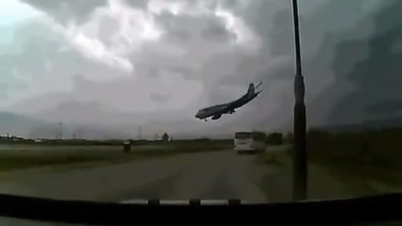 Crash d'un avion-cargo Boeing 747 en Afghanistan : la scène filmée par un amateur