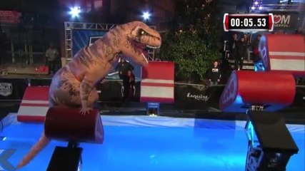 Un T-Rex participe à la première étape d'American Ninja Warrior !