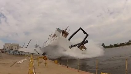 La mise à l'eau de ce bateau manque de tuer le caméraman !