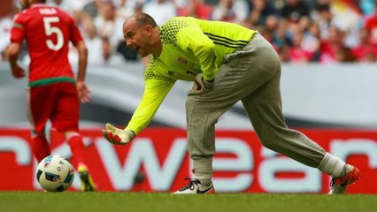 Euro 2016 : pourquoi le gardien de la Hongrie, Gabor Kiraly, joue en jogging gris ?