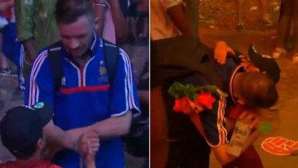 Un enfant supporter du Portugal réconforte un fan français