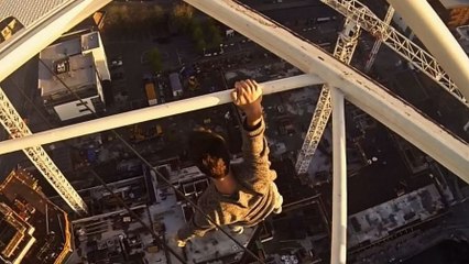 Sans sécurité, Mr Kingston se laisse pendre d'une grue à plus de 70 mètres de haut