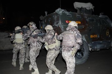 Bir evde 33 düzensiz göçmen yakalandı