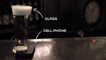 Le Salve Jorge Bar au Brésil invente un verre anti-smartphone