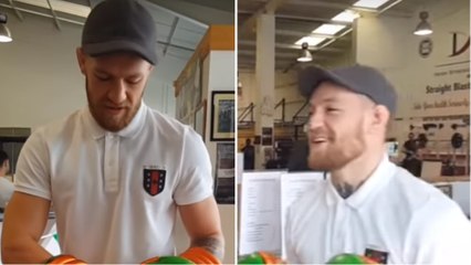 Conor McGregor reçoit en cadeau des gants customisés aux couleurs de l'Irlande