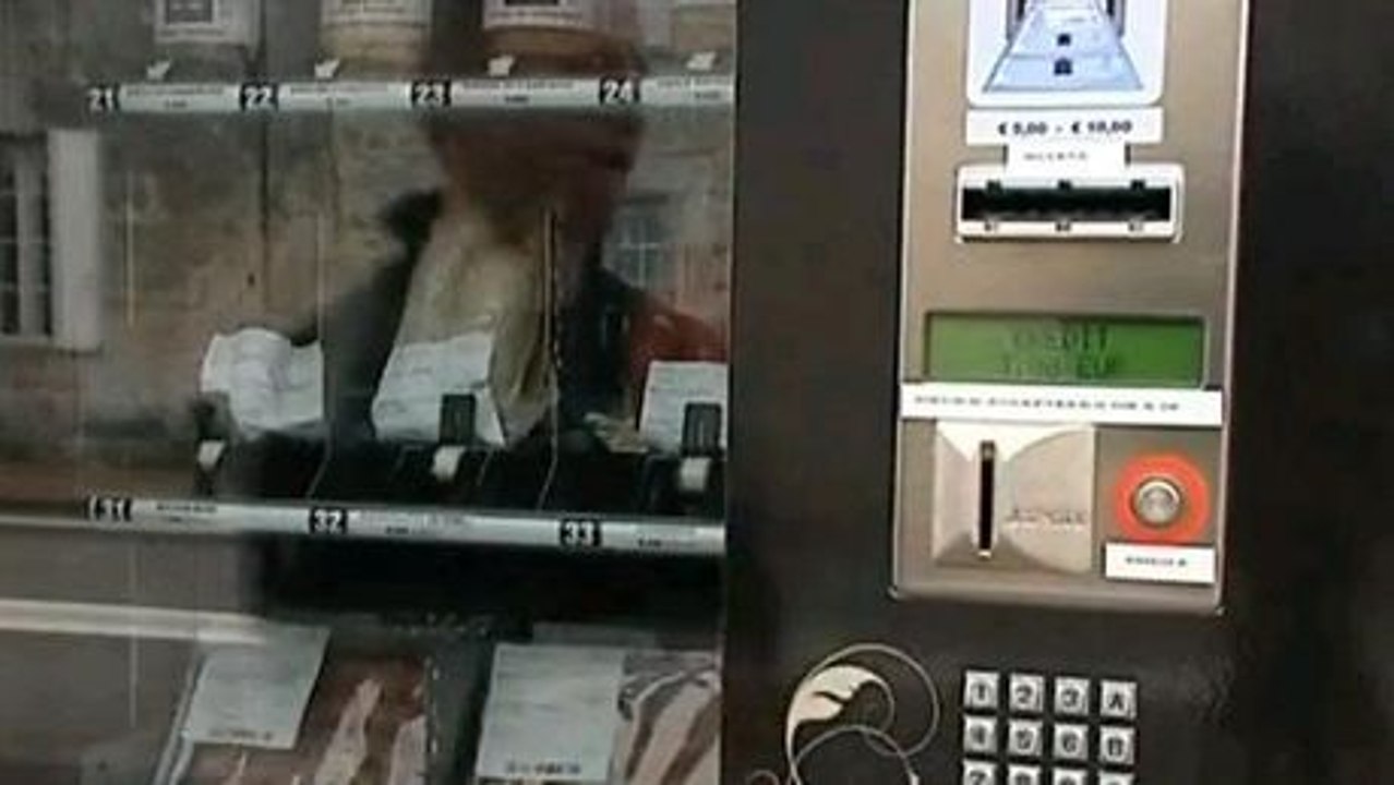 Un distributeur de charcuterie en France vous propose des merguez ou du bifteck 24h/24