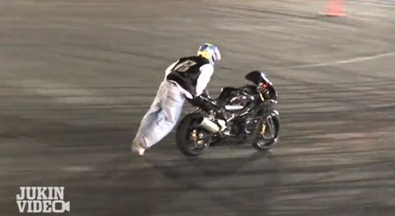 Regardez ce motard de l'extrême finir sa démonstration... dans un mur