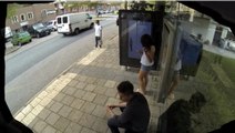 Une publicité Adobe Photoshop piège des passants à un arrêt de bus