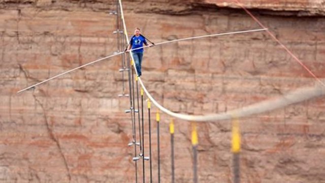 Le funambule Nik Wallenda a traversé le Grand Canyon sans aucune protection !