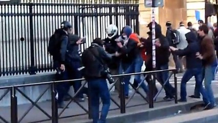 Manif pour tous : l'agression d'un journaliste de l'AFP filmée