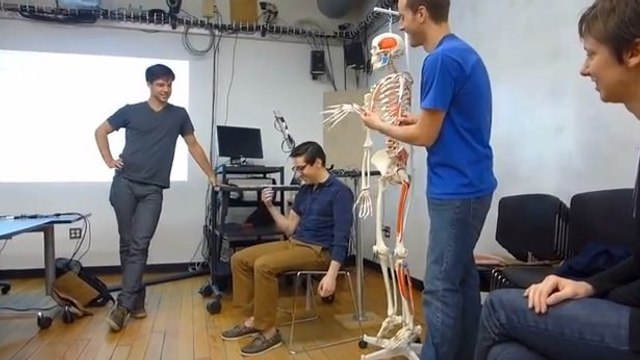 Des étudiants créent une machine permettant de contrôler le mouvement du corps
