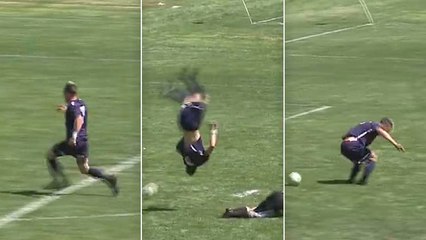 Ce joueur marque un but fou en faisant un salto !