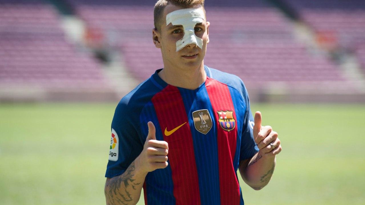 Lucas Digne n'arrive pas à jongler et à envoyer le ballon en tribunes pour sa présentation au FC Barcelone